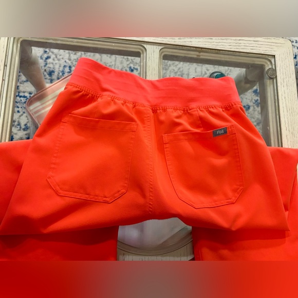 Fiery Coral Figs Scrub Set (Sm/Sm Tall) - Picture 6 of 10